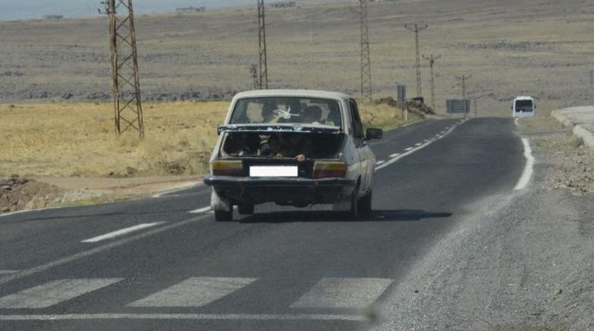 Tehlikeli yolculuk! G&ouml;ren şaştı kaldı