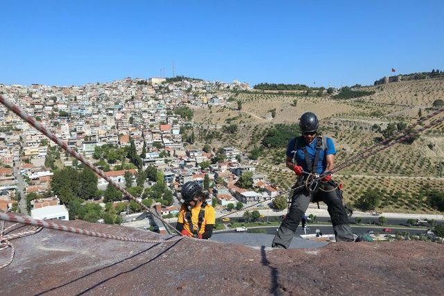 İzmir’in simgesi dev Atatürk maskını profesyonel dağcılar temizledi