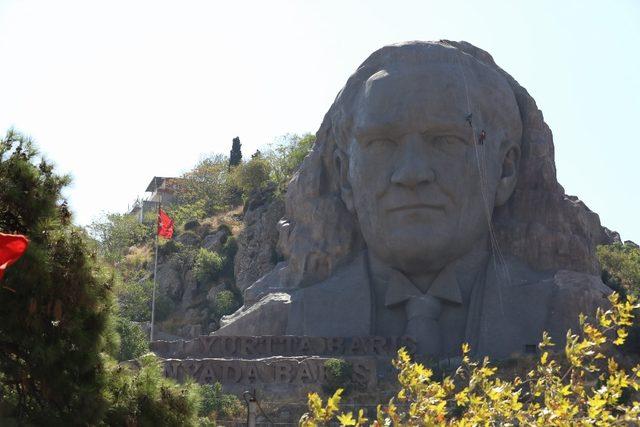 İzmir’in simgesi dev Atatürk maskını profesyonel dağcılar temizledi