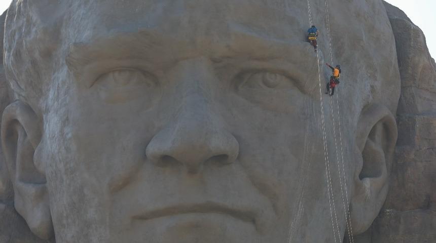 İzmir&rsquo;in simgesi dev Atat&uuml;rk maskını profesyonel dağcılar temizledi