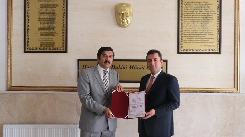 &Uuml;&ccedil; okula sertifika verildi