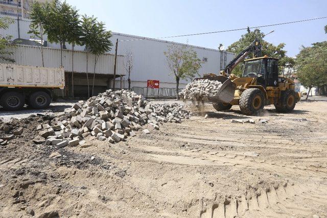 Efeler’de bozulan yollar parke taşıyla döşeniyor