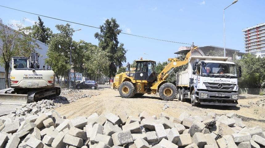 Efeler&rsquo;de bozulan yollar parke taşıyla d&ouml;şeniyor