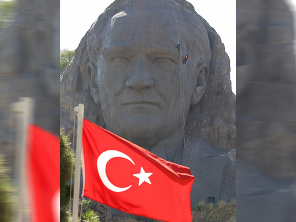 İzmir'in simgesi dev Atat&uuml;rk maskı temizlendi