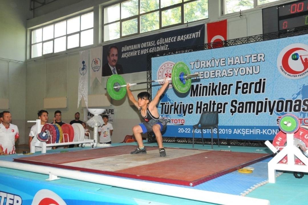 Akşehir&rsquo;de d&uuml;zenlenen halter şampiyonası sona erdi