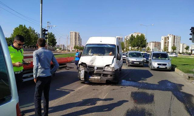 Minibüs, hafif ticari araca çarptı; Hüseyin bebek ile 3 kişi yaralı