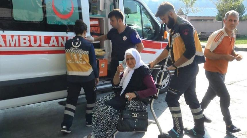 Yaşlı kadını çamaşır asarken yılan soktu