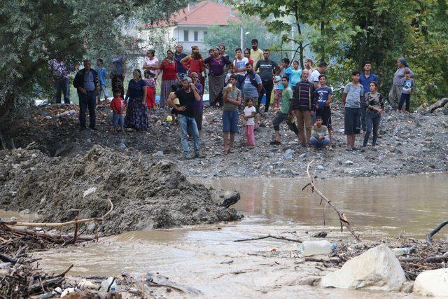 Kaynaşlı'da dereler taştı