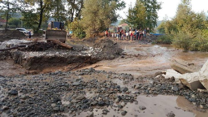 Düzce'de etkili olan yağış dereleri taşırdı G1