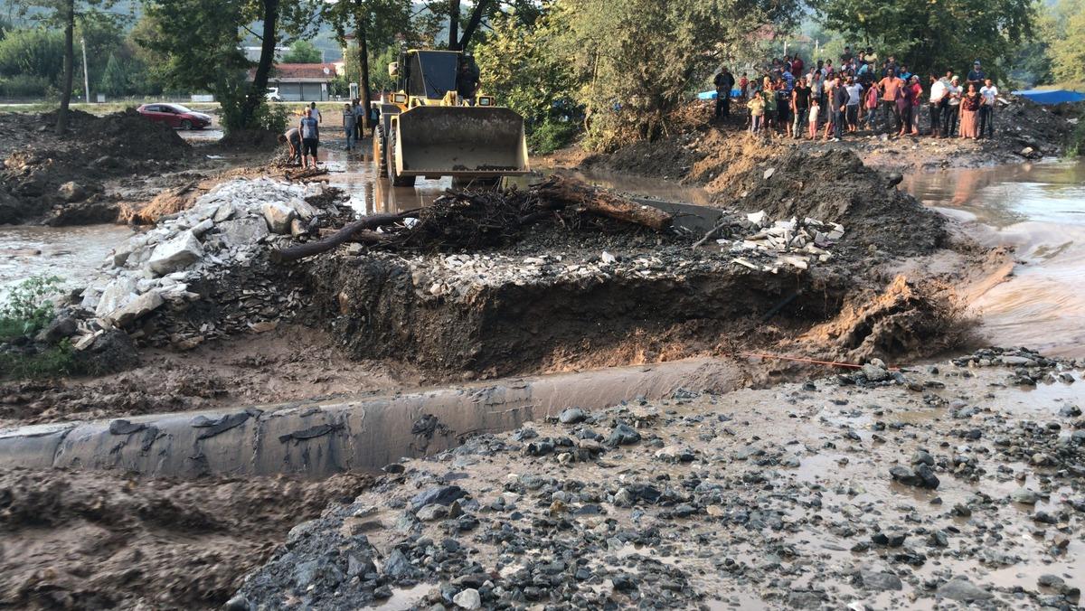 D&uuml;zce'de etkili olan yağış dereleri taşırdı