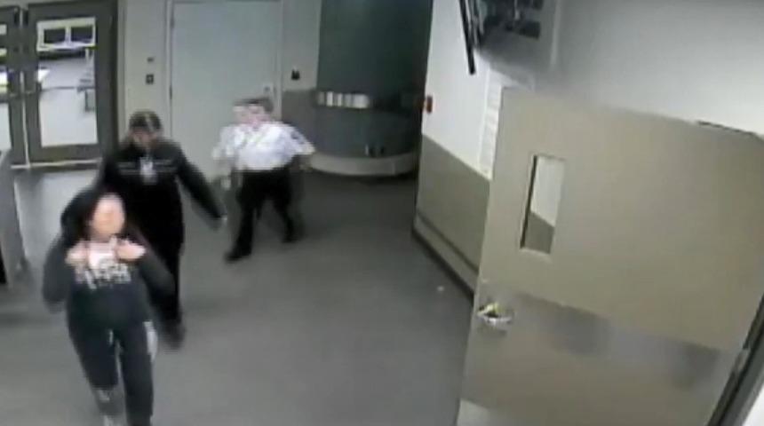 Huawei sahibinin kızının tutuklanma g&ouml;r&uuml;nt&uuml;leri yayınlandı