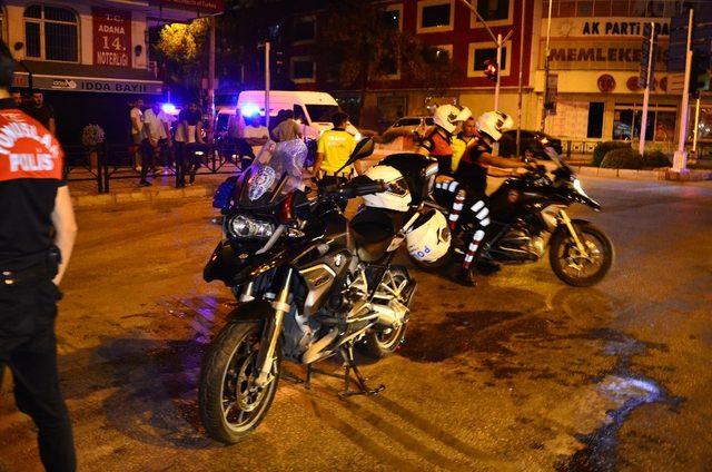 Adana’da otomobil ile motosikletli yunus ekibi çarpıştı: 1 polis yaralandı