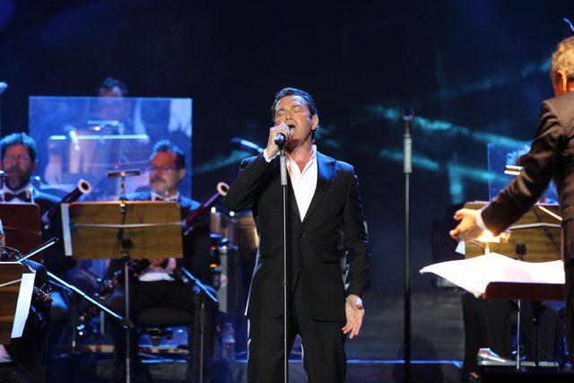 Ünlü tenor Mario Frangoulis, Çeşme'de müzik şöleni yaşattı