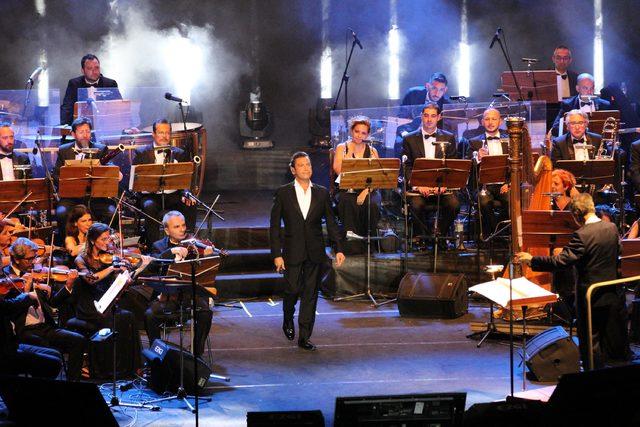 Ünlü tenor Mario Frangoulis, Çeşme'de müzik şöleni yaşattı