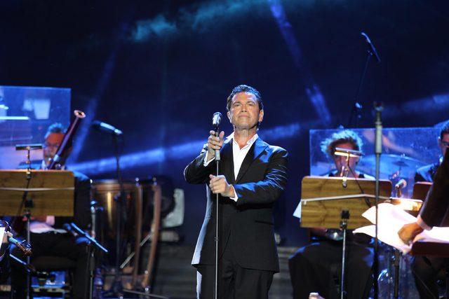 Ünlü tenor Mario Frangoulis, Çeşme'de müzik şöleni yaşattı