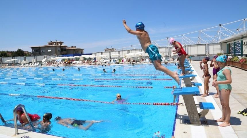 Y&uuml;zmeyi sevenler Nil&uuml;fer&rsquo;in havuzlarına akın ediyor