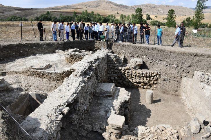 Vali Taşbilek Satala Antik Kentindeki kazı çalışmasını inceledi G2