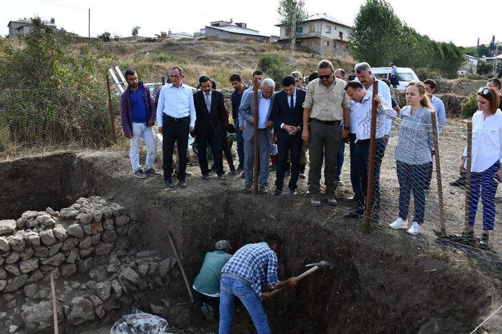 Vali Taşbilek Satala Antik Kentindeki kazı çalışmasını inceledi G3