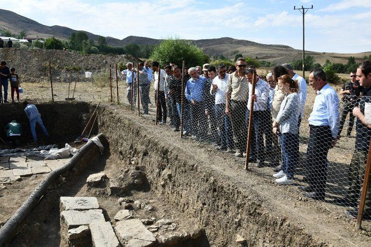 Vali Taşbilek Satala Antik Kentindeki kazı çalışmasını inceledi G5