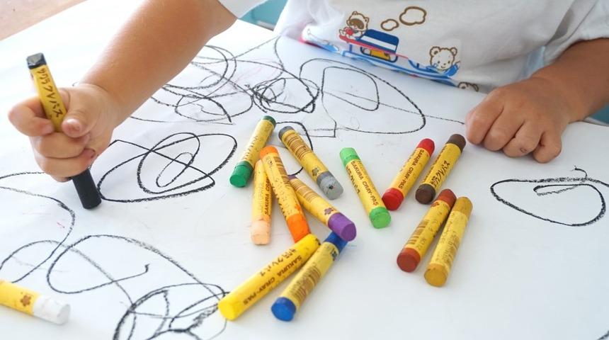 Uzmanlar uyardı: &Ccedil;ocuklarınız resim yaparken bu renkleri kullanıyorsa dikkat!