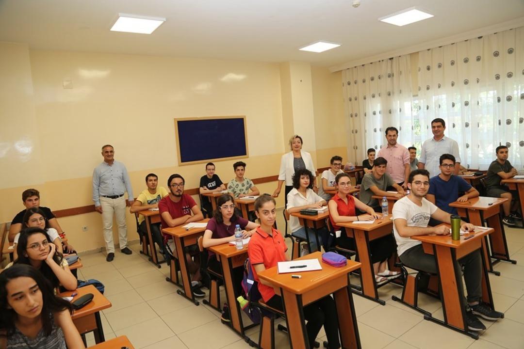 GKV&rsquo;de ziller YKS hazırlık yaz kursları i&ccedil;in &ccedil;alıyor