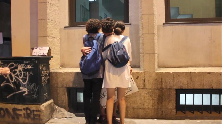 Elindeki pankartı g&ouml;ren ona sarıldı