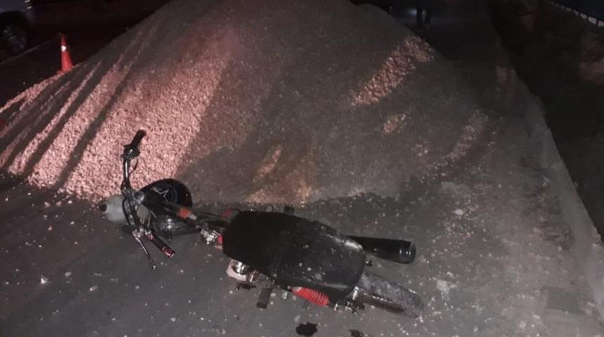 Kum yığınına &ccedil;arpan motosikletin s&uuml;r&uuml;c&uuml;s&uuml; yaralandı