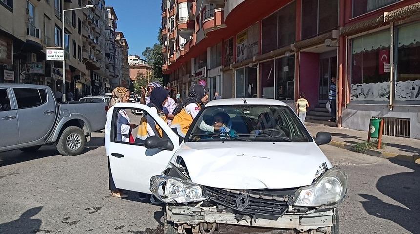 İslahiye&rsquo;de iki otomobil &ccedil;arpıştı: 1 yaralı