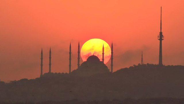İstanbul'da gün doğumu gökyüzünü kızıla boyadı