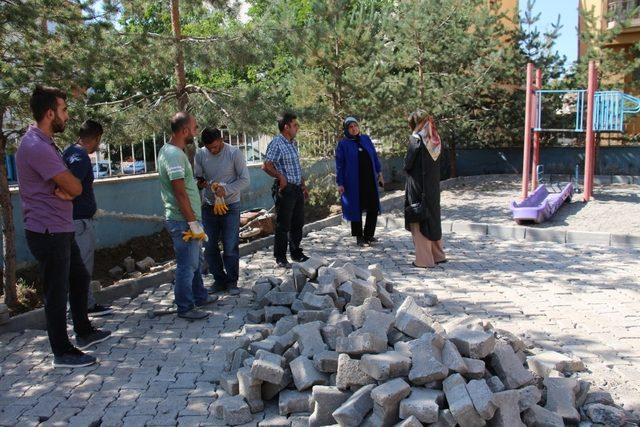 Oltu Belediyesi Okul Bahçelerinin onarım ve bakımını yapıyor