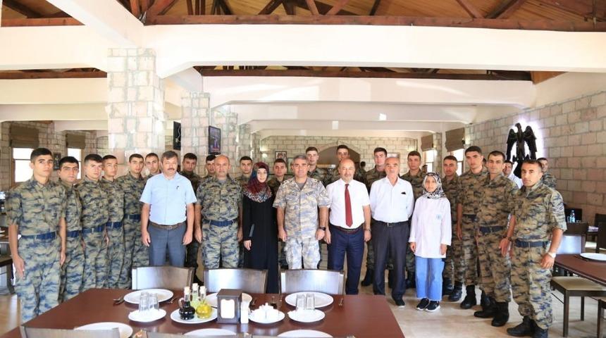 Hava Er Eğitim Tugay Komutanlığı&rsquo;nda Aş&ccedil;ı Yardımcılığı Kursu