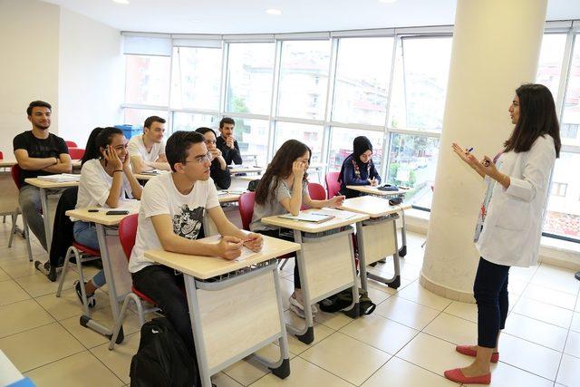Ataşehir Belediyesi’nin ders ve etüt desteğiyle 220 aday üniversiteye yerleşti