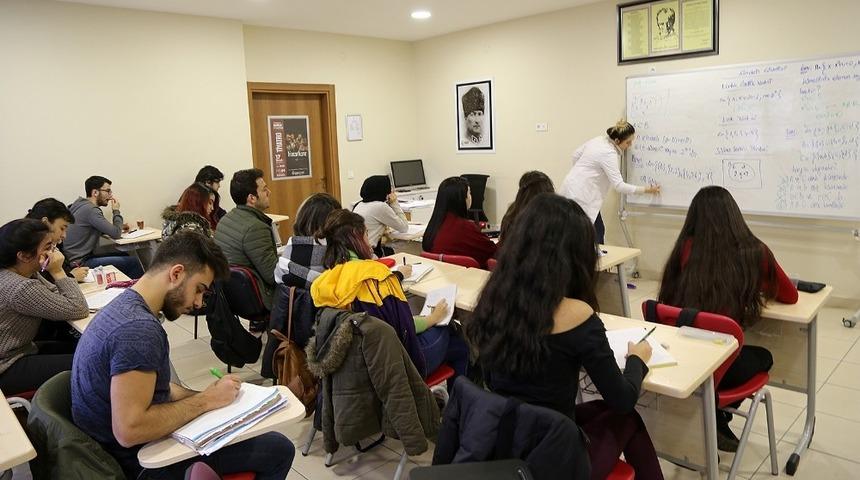 Ataşehir Belediyesi&rsquo;nin ders ve et&uuml;t desteğiyle 220 aday &uuml;niversiteye yerleşti