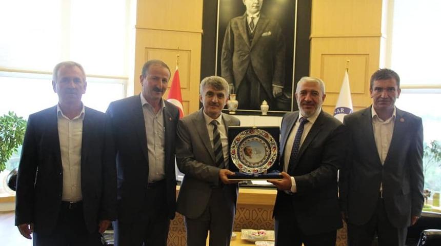 İl&ccedil;e Başkanı Var&rsquo;dan Rekt&ouml;r Uysal&rsquo;a ziyaret
