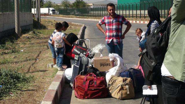 Giderken baklava götürdüler, gelirken yöresel kıyafet getirdiler