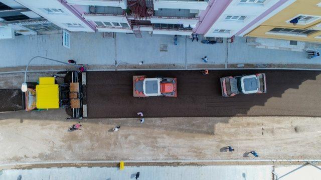 Mustafa Parmaksız caddesinde sıcak asfalt serimi öncesi hazırlıklar yapılıyor