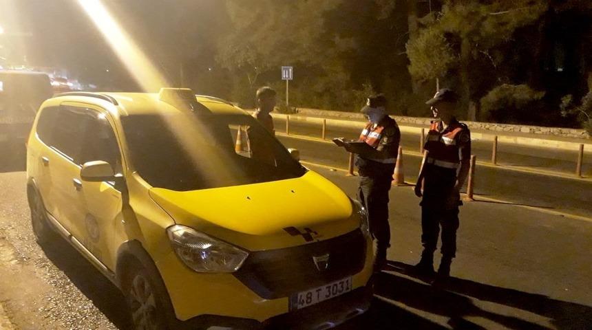 Fethiye&rsquo;de trafiği tehlikeye d&uuml;ş&uuml;ren taksicilere ceza