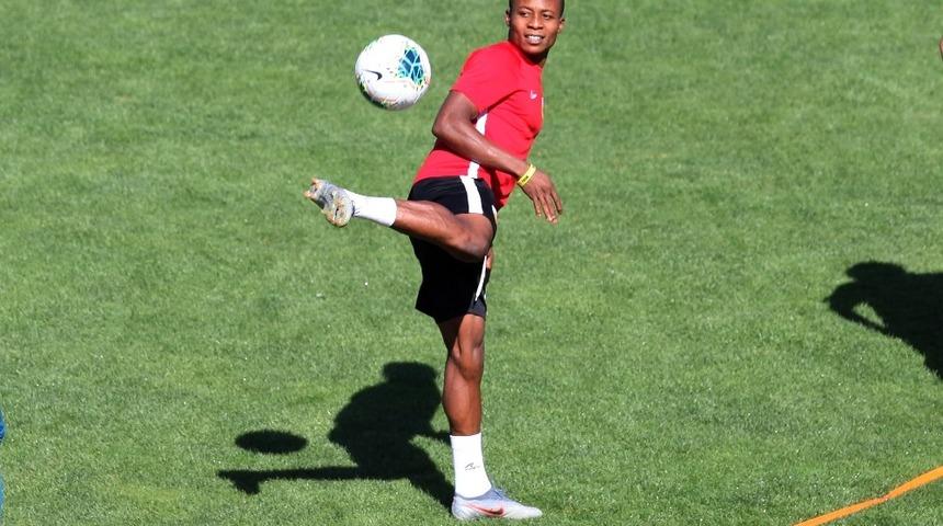 Kayserispor, Anthony ile s&ouml;zleşme imzaladı