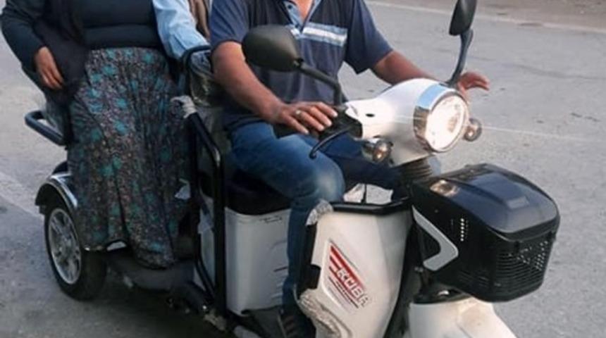 Engelli anne-babasını taşıdığı motoru çaldılar