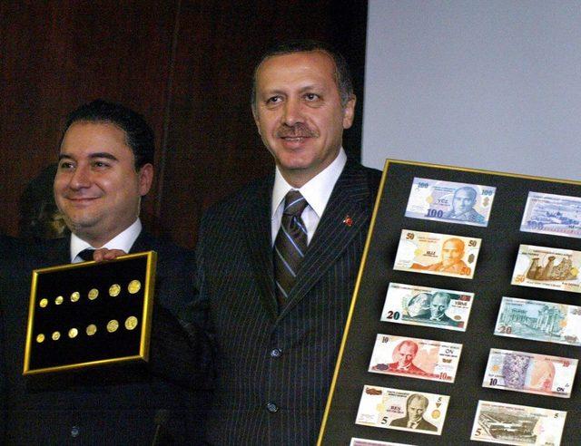 Dönemin Ekonomi Bakanı Babacan, dönemin Başbakanı Erdoğan'la birlikte altı sıfır atılmış YTL para birimini tanıtırken