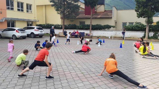 Çocuklar tesislere gidemeyince, antrenörler mahalledeki okul bahçelerine geldi