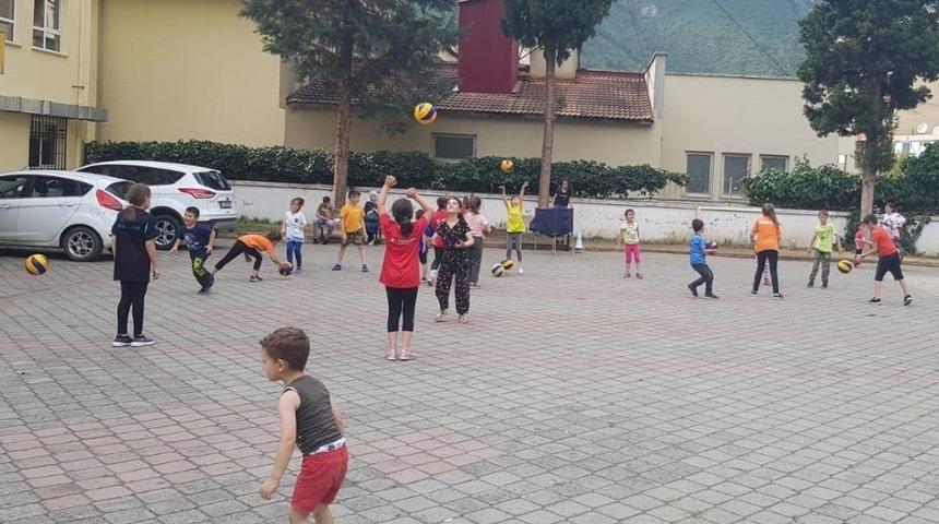&Ccedil;ocuklar tesislere gidemeyince, antren&ouml;rler mahalledeki okul bah&ccedil;elerine geldi