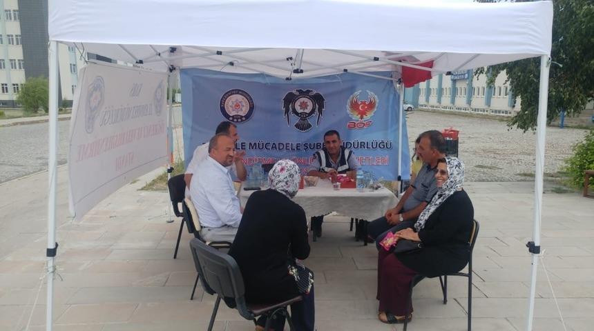 Kars polisinden &uuml;niversite &ouml;ğrencilerine sıcak karşılama