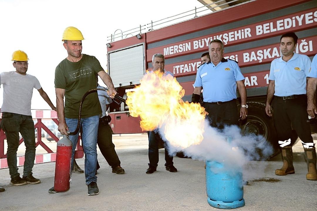 İtfaiye erleri, yol yapım &ccedil;alışanlarıyla yangın tatbikatı yaptı