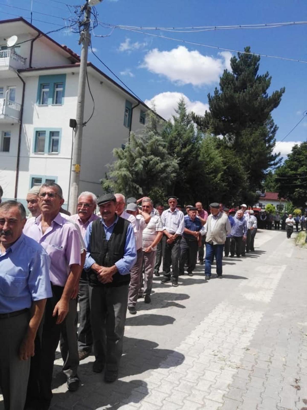 Bilecik'te vatandaşlar uzun kuyruklar oluşturdu