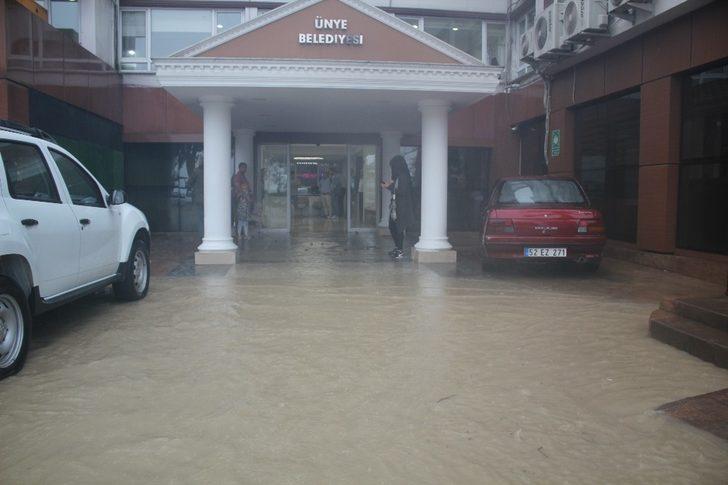 Ordu'da şiddetli yağış mahalle ve evlerde su baskınlarına yol açtı G2