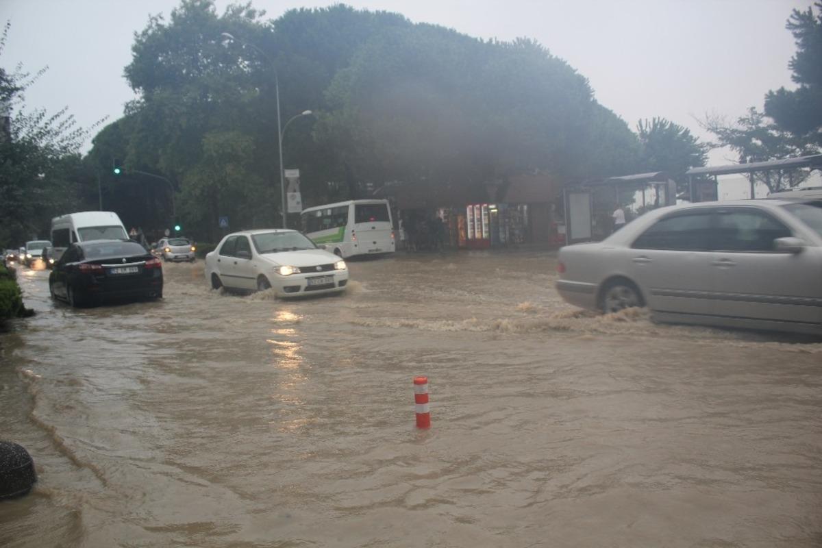 Ordu'da şiddetli yağış mahalle ve evlerde su baskınlarına yol a&ccedil;tı