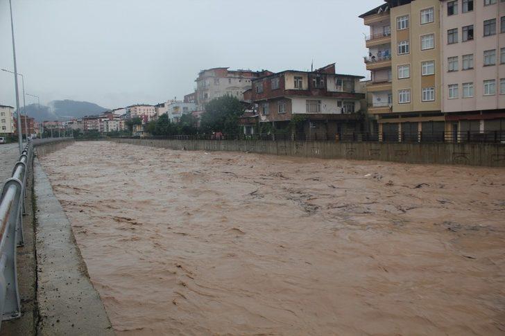 Ordu'da şiddetli yağış mahalle ve evlerde su baskınlarına yol açtı G3