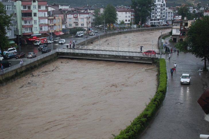 Ordu'da şiddetli yağış mahalle ve evlerde su baskınlarına yol açtı G5