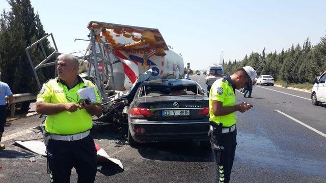 Otomobil su tankerine &ccedil;arptı: 1 yaralı 2